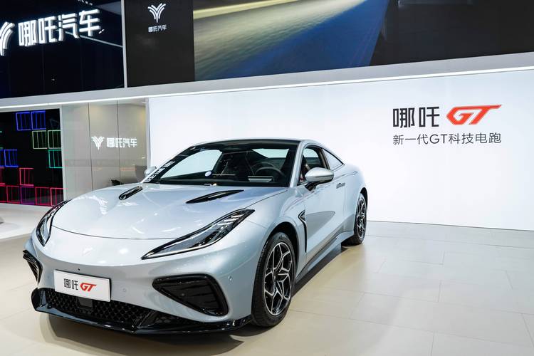 深圳248哪吒汽车在智能汽车领域的表现，领途汽车在新能源汽车市场中的影响力